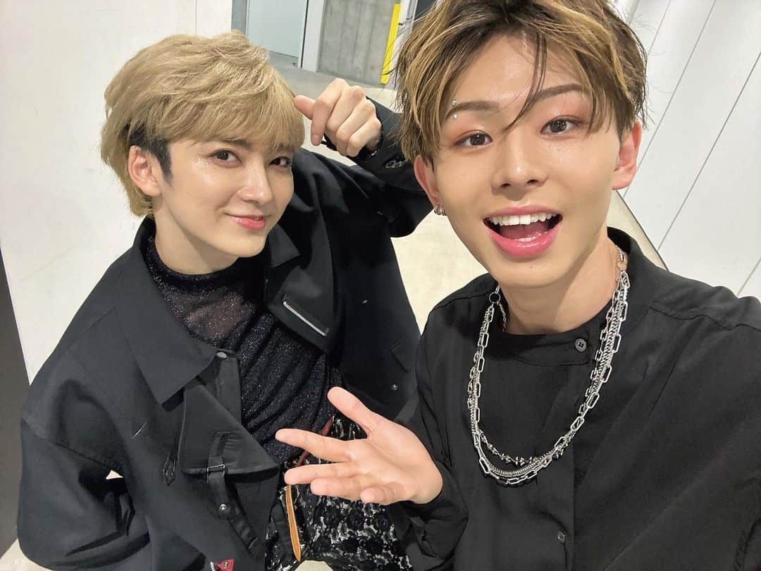 山下永玖/EIKUのインスタグラム：「『STARLIGHT TOKYO 2023 Powered by NTT DOCOMO Studio & Live』ありがとうございました😊  超特急のユーキくんとカイくんと！やっぱりMORA MORAエグい！  沢山盛り上がってくれてありがとう✌️ 有明また帰ってくるぜ！  #超特急 #SUPERDRAGON #ONENONLY」