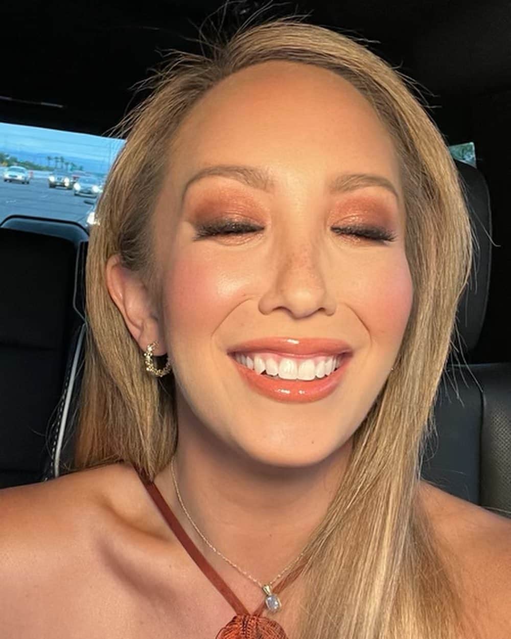 のインスタグラム：「They say what happens in Vegas stays in Vegas! Thank you to @iheartradio & @iheartfestival for having me!!   And thank you to everyone I interviewed for @sexliesandspraytans. Next episode uploads tonight at 9pm PST/12am EST with one of the OG’s. Listen to find out who. Link in bio! ♥️  #lasvegas #vegas #iheartradio #sexliesandspraytans」