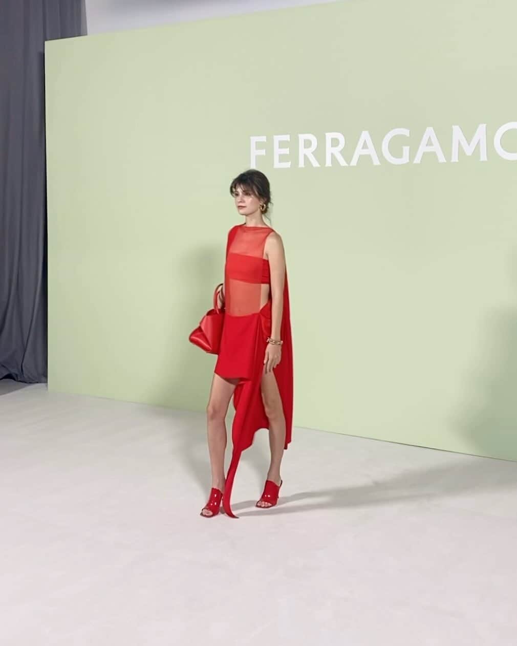 マギーのインスタグラム：「とてもとても美しい @ferragamo でした🌹  マクシミリアンの世界観が大好きです😍」