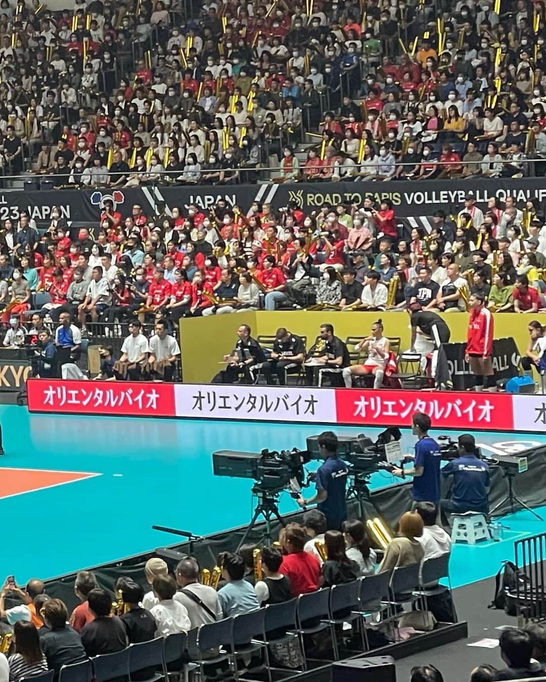 藤井マリーさんのインスタグラム写真 - (藤井マリーInstagram)「🏐🇯🇵  「FIVBパリ五輪予選 / ワールドカップバレー2023」 #火の鳥NIPPON 第6戦の応援にいきました〜！  Vリーグは毎年ちょこちょこ見に行っていたけど、世界戦は４年ぶりくらい🫡  チケット２枚とってから友達いないの気づいてめみさんを巻き添いに…笑  開幕5連勝と快進撃を続けるニッポン女子 対戦相手は世界ランク1位強豪トルコ🇹🇷  第一セットの流れはすごく盛り上がりましたね👏 第二セット以降はトルコの勢いがとまらず初黒星となりましたが、やっぱりバレーボール観戦は観客の一体感があってとっても楽しい🥹✨  明日は強豪ブラジル戦🇧🇷勝てばパリ五輪出場〜！！がんばれにっぽん！！  いつもお世話になっているオリエンタルバイオ株式会社さまの広告もみられて、試合前にはμ'sが演奏しているCMも流れて嬉しかったです🤭🤍  #バレーボール #ワールドカップバレー  #パリ五輪予選 #バボちゃん 買った」9月24日 0時12分 - fujimary_6