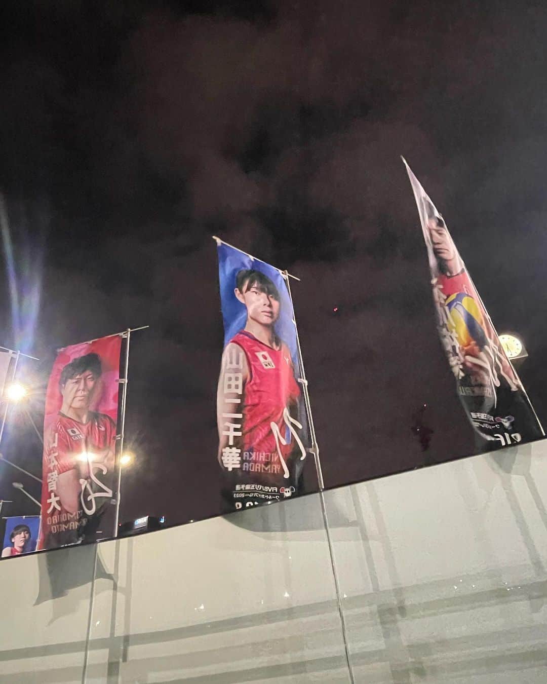 藤井マリーさんのインスタグラム写真 - (藤井マリーInstagram)「🏐🇯🇵  「FIVBパリ五輪予選 / ワールドカップバレー2023」 #火の鳥NIPPON 第6戦の応援にいきました〜！  Vリーグは毎年ちょこちょこ見に行っていたけど、世界戦は４年ぶりくらい🫡  チケット２枚とってから友達いないの気づいてめみさんを巻き添いに…笑  開幕5連勝と快進撃を続けるニッポン女子 対戦相手は世界ランク1位強豪トルコ🇹🇷  第一セットの流れはすごく盛り上がりましたね👏 第二セット以降はトルコの勢いがとまらず初黒星となりましたが、やっぱりバレーボール観戦は観客の一体感があってとっても楽しい🥹✨  明日は強豪ブラジル戦🇧🇷勝てばパリ五輪出場〜！！がんばれにっぽん！！  いつもお世話になっているオリエンタルバイオ株式会社さまの広告もみられて、試合前にはμ'sが演奏しているCMも流れて嬉しかったです🤭🤍  #バレーボール #ワールドカップバレー  #パリ五輪予選 #バボちゃん 買った」9月24日 0時12分 - fujimary_6