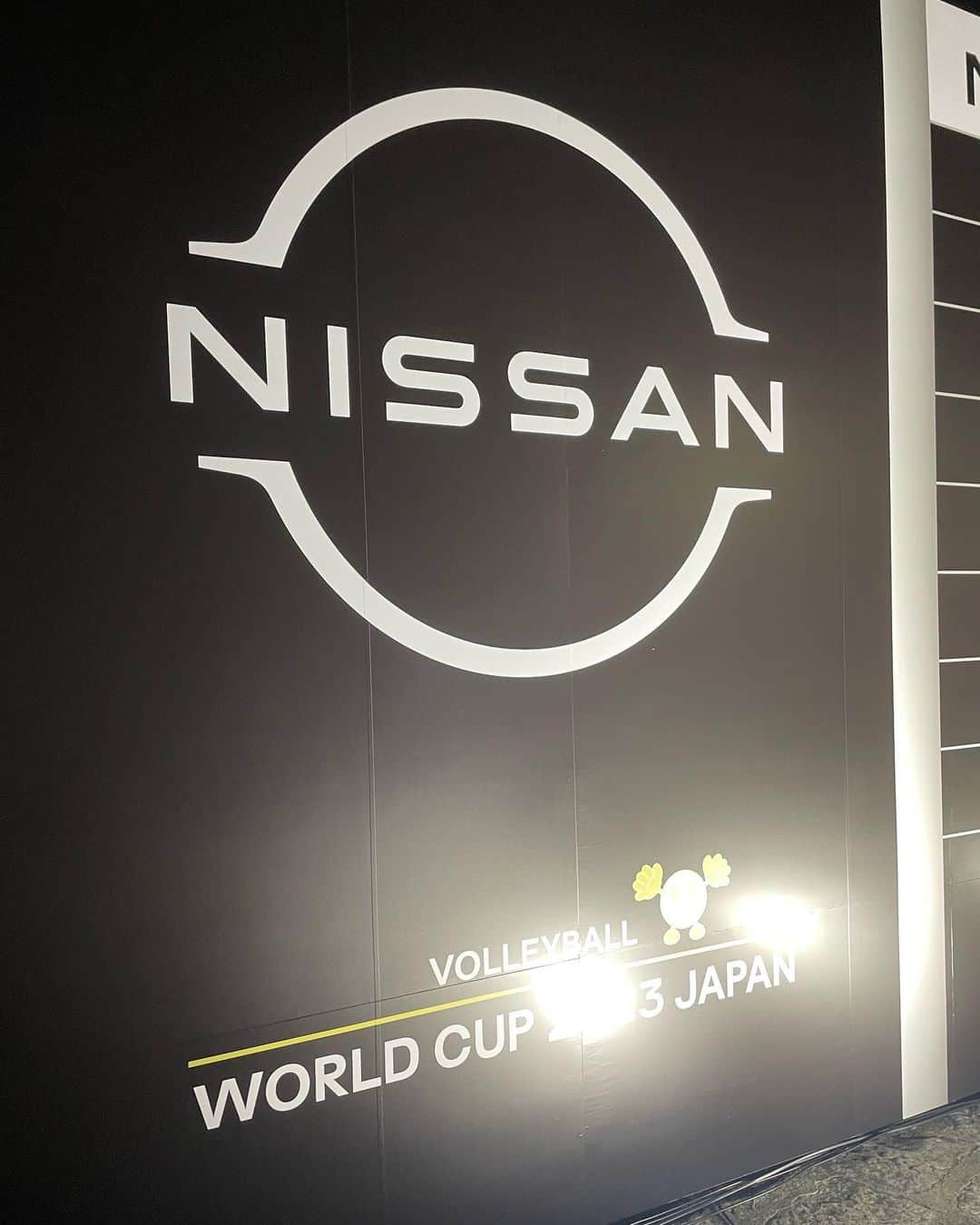 藤井マリーさんのインスタグラム写真 - (藤井マリーInstagram)「🏐🇯🇵  「FIVBパリ五輪予選 / ワールドカップバレー2023」 #火の鳥NIPPON 第6戦の応援にいきました〜！  Vリーグは毎年ちょこちょこ見に行っていたけど、世界戦は４年ぶりくらい🫡  チケット２枚とってから友達いないの気づいてめみさんを巻き添いに…笑  開幕5連勝と快進撃を続けるニッポン女子 対戦相手は世界ランク1位強豪トルコ🇹🇷  第一セットの流れはすごく盛り上がりましたね👏 第二セット以降はトルコの勢いがとまらず初黒星となりましたが、やっぱりバレーボール観戦は観客の一体感があってとっても楽しい🥹✨  明日は強豪ブラジル戦🇧🇷勝てばパリ五輪出場〜！！がんばれにっぽん！！  いつもお世話になっているオリエンタルバイオ株式会社さまの広告もみられて、試合前にはμ'sが演奏しているCMも流れて嬉しかったです🤭🤍  #バレーボール #ワールドカップバレー  #パリ五輪予選 #バボちゃん 買った」9月24日 0時12分 - fujimary_6