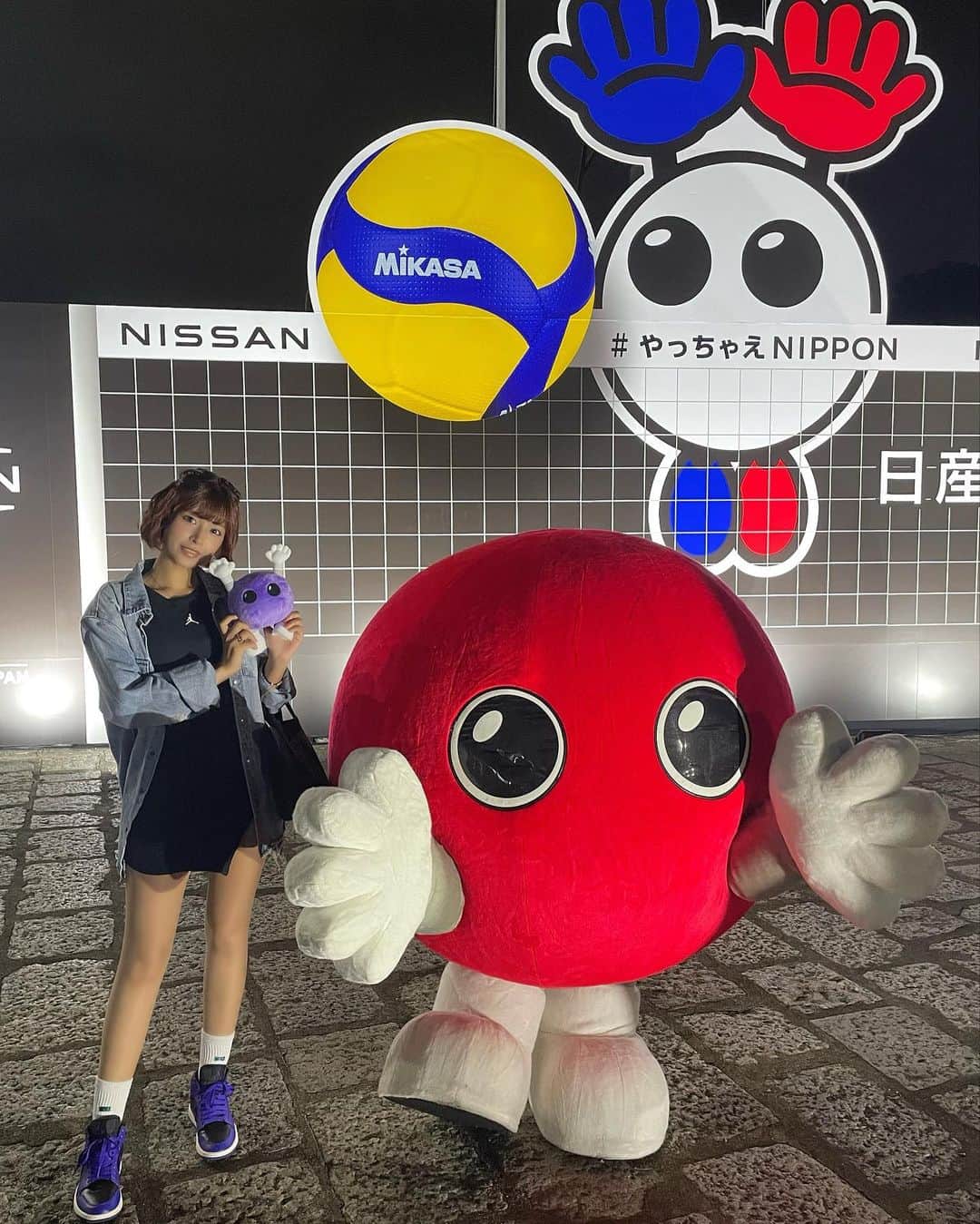 藤井マリーさんのインスタグラム写真 - (藤井マリーInstagram)「🏐🇯🇵  「FIVBパリ五輪予選 / ワールドカップバレー2023」 #火の鳥NIPPON 第6戦の応援にいきました〜！  Vリーグは毎年ちょこちょこ見に行っていたけど、世界戦は４年ぶりくらい🫡  チケット２枚とってから友達いないの気づいてめみさんを巻き添いに…笑  開幕5連勝と快進撃を続けるニッポン女子 対戦相手は世界ランク1位強豪トルコ🇹🇷  第一セットの流れはすごく盛り上がりましたね👏 第二セット以降はトルコの勢いがとまらず初黒星となりましたが、やっぱりバレーボール観戦は観客の一体感があってとっても楽しい🥹✨  明日は強豪ブラジル戦🇧🇷勝てばパリ五輪出場〜！！がんばれにっぽん！！  いつもお世話になっているオリエンタルバイオ株式会社さまの広告もみられて、試合前にはμ'sが演奏しているCMも流れて嬉しかったです🤭🤍  #バレーボール #ワールドカップバレー  #パリ五輪予選 #バボちゃん 買った」9月24日 0時12分 - fujimary_6