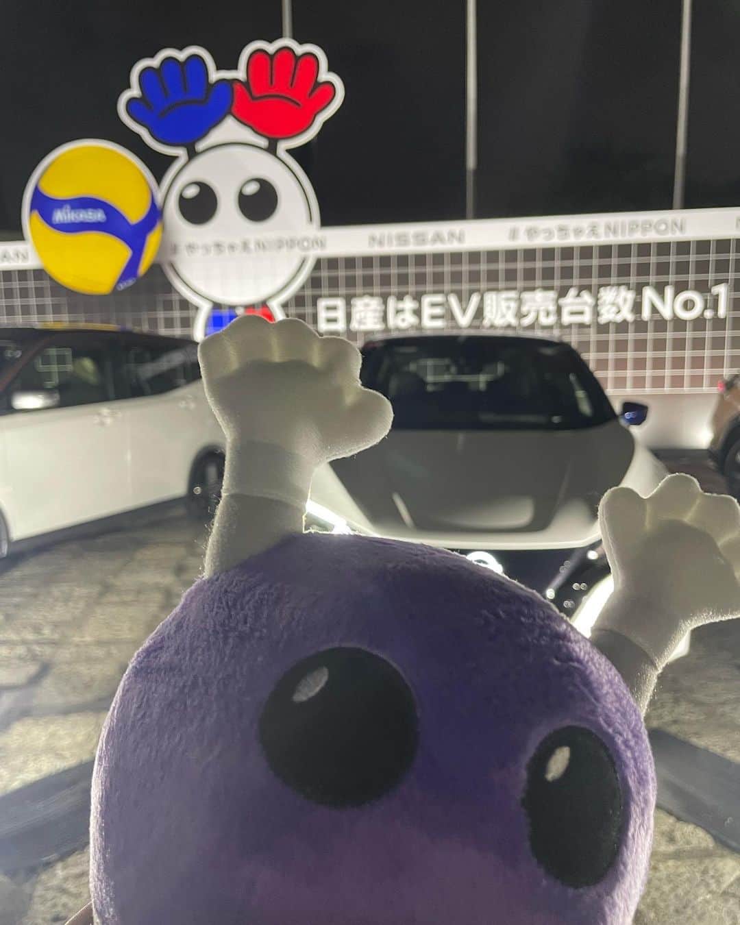 藤井マリーさんのインスタグラム写真 - (藤井マリーInstagram)「🏐🇯🇵  「FIVBパリ五輪予選 / ワールドカップバレー2023」 #火の鳥NIPPON 第6戦の応援にいきました〜！  Vリーグは毎年ちょこちょこ見に行っていたけど、世界戦は４年ぶりくらい🫡  チケット２枚とってから友達いないの気づいてめみさんを巻き添いに…笑  開幕5連勝と快進撃を続けるニッポン女子 対戦相手は世界ランク1位強豪トルコ🇹🇷  第一セットの流れはすごく盛り上がりましたね👏 第二セット以降はトルコの勢いがとまらず初黒星となりましたが、やっぱりバレーボール観戦は観客の一体感があってとっても楽しい🥹✨  明日は強豪ブラジル戦🇧🇷勝てばパリ五輪出場〜！！がんばれにっぽん！！  いつもお世話になっているオリエンタルバイオ株式会社さまの広告もみられて、試合前にはμ'sが演奏しているCMも流れて嬉しかったです🤭🤍  #バレーボール #ワールドカップバレー  #パリ五輪予選 #バボちゃん 買った」9月24日 0時12分 - fujimary_6