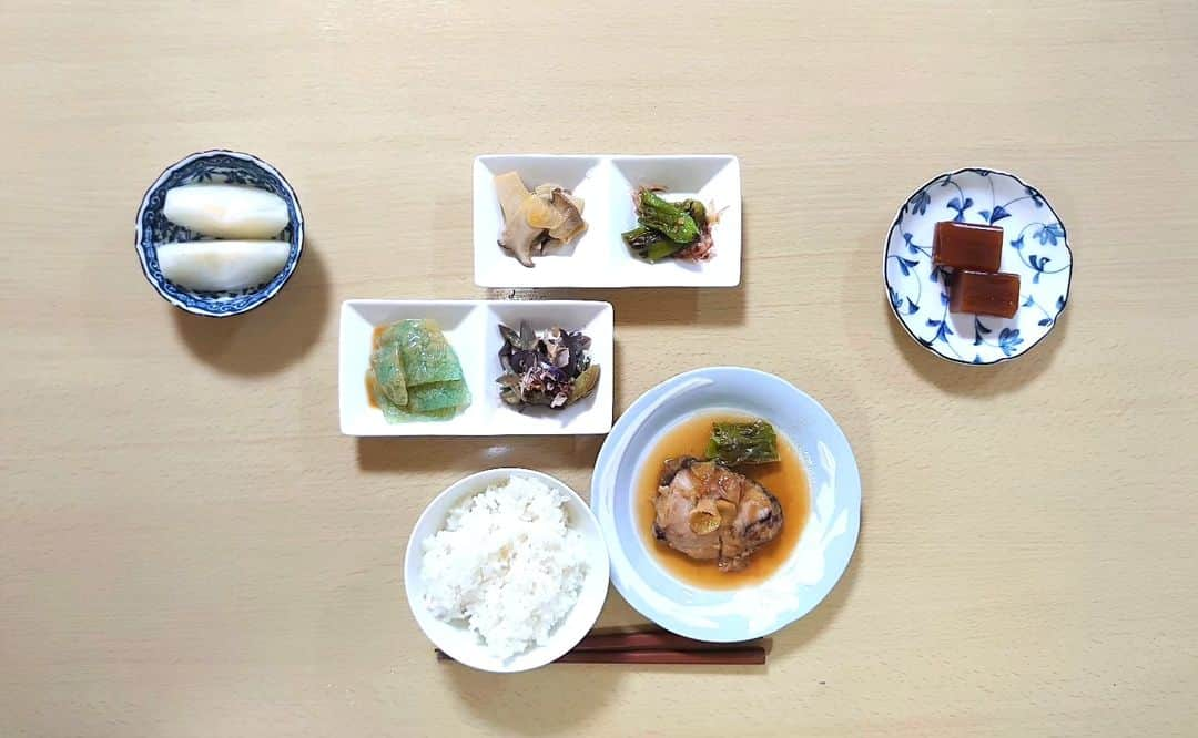 松野行秀さんのインスタグラム写真 - (松野行秀Instagram)「【備忘録🖌️〜本日の相方の制限食メニュー🥢〜】  (朝食) ○サラダ ○小松菜のお浸し ○茄子のお浸し ○かぼちゃ煮 ○山海漬け ○ほっけの塩焼き ○納豆 ○ご飯  たんぱく質16.0g 塩分1.7g カリウム480mg  (昼食) ○トースト ○牛乳  たんぱく質14.5g 塩分1.2g カリウム430mg  (夕食) ○ナスのお浸し ○甘唐辛子焼き ○エリンギのペペロンチーノ ○刺身こんにゃく ○ぶり照り焼き ○ご飯 ○梨 ○蜂蜜羊羹  たんぱく質16.5g 塩分1.7g カリウム530mg  #カロリーSlism https://calorie.slism.jp/  #男の手料理 #典座日記 #腎臓病制限食 #減塩 #低たんぱく #低カリウム #先行的腎移植延期 #保存療法」9月24日 0時15分 - g.matsuno