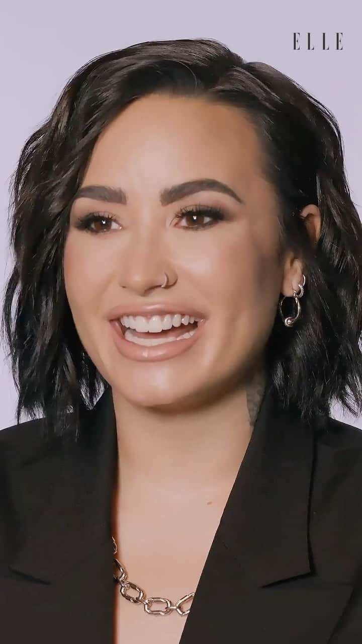 ELLE Magazineのインスタグラム：「Bring back the Snack Wraps, @mcdonalds. 🗣️🚨 @ddlovato joins ELLE for #LifeInLyrics at the link in bio.」