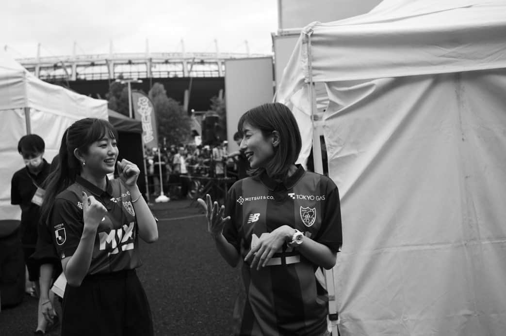 河村唯（うめ子）さんのインスタグラム写真 - (河村唯（うめ子）Instagram)「東京ドロンパ　バースデーパーティー　supported by めちゃコミックに アイドロング!!!として参戦してきました^_^  ひっさびさ、、、いや、、 初メンツで！✨ サマーライオン🦁歌ってきましたよー！💙❤️  今でも、 FC東京のサポーターのみなさまにチャントとして 歌ってもらっている "サマーライオン"  曲が生き続けてるから、 こうやって、 みなさまが歌ってくれて、ドロンパくんも踊ってくれるから、 ゆりかちゃん様様で🙇‍♀️ ありえない奇跡の再結成ができました！！  曲の力って、ほんとすごいと思ってしまう。だから その魔力みたいなものに未だ魅了されてる自分がいたりするんですよね✨😂  めちゃくちゃ幸せでした！！  その後は、 私たちも試合観戦！✨ 結果は、 勝利！！！💙❤️💙❤️ うぉー✨✨✨✨✨✨ 魂のサマーライオンじゃーー✨✨✨✨✨  最高の時間でした。  あれから8年。 うめ子は今、ぐったりしてます。完全燃焼！！ ふくらはぎパンパンです😂  #FC東京 #サマーライオン #アイドリング #アイドロング #東京ドロンパ #めちゃコミック #めちゃ犬」9月24日 0時25分 - kawamurayui_