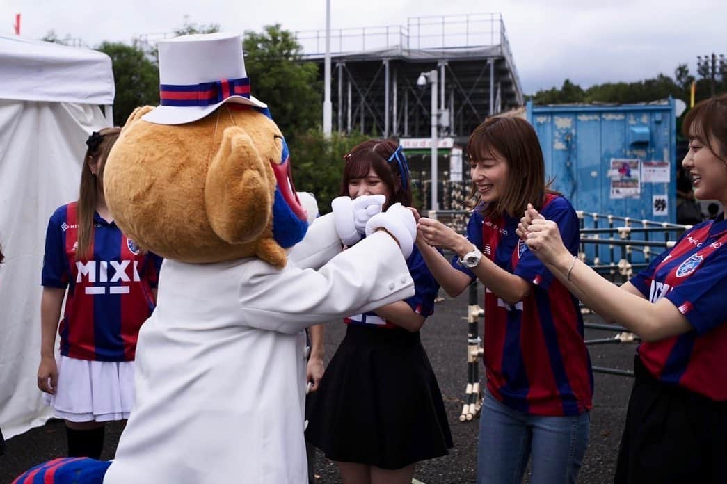 河村唯（うめ子）さんのインスタグラム写真 - (河村唯（うめ子）Instagram)「東京ドロンパ　バースデーパーティー　supported by めちゃコミックに アイドロング!!!として参戦してきました^_^  ひっさびさ、、、いや、、 初メンツで！✨ サマーライオン🦁歌ってきましたよー！💙❤️  今でも、 FC東京のサポーターのみなさまにチャントとして 歌ってもらっている "サマーライオン"  曲が生き続けてるから、 こうやって、 みなさまが歌ってくれて、ドロンパくんも踊ってくれるから、 ゆりかちゃん様様で🙇‍♀️ ありえない奇跡の再結成ができました！！  曲の力って、ほんとすごいと思ってしまう。だから その魔力みたいなものに未だ魅了されてる自分がいたりするんですよね✨😂  めちゃくちゃ幸せでした！！  その後は、 私たちも試合観戦！✨ 結果は、 勝利！！！💙❤️💙❤️ うぉー✨✨✨✨✨✨ 魂のサマーライオンじゃーー✨✨✨✨✨  最高の時間でした。  あれから8年。 うめ子は今、ぐったりしてます。完全燃焼！！ ふくらはぎパンパンです😂  #FC東京 #サマーライオン #アイドリング #アイドロング #東京ドロンパ #めちゃコミック #めちゃ犬」9月24日 0時25分 - kawamurayui_