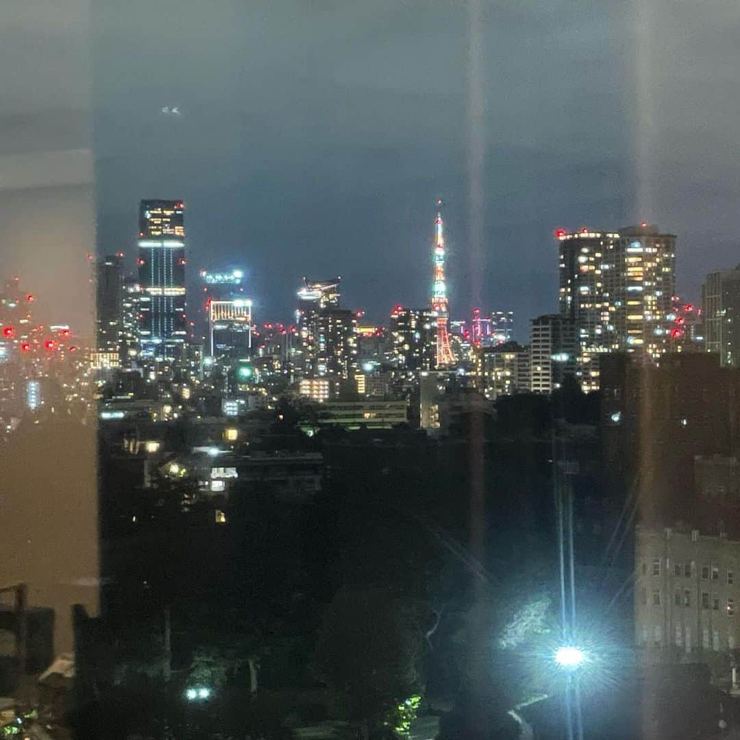 けんじるのインスタグラム：「六本木を一望！  東京タワーを見ながら飲む酒はテンション上がります！」