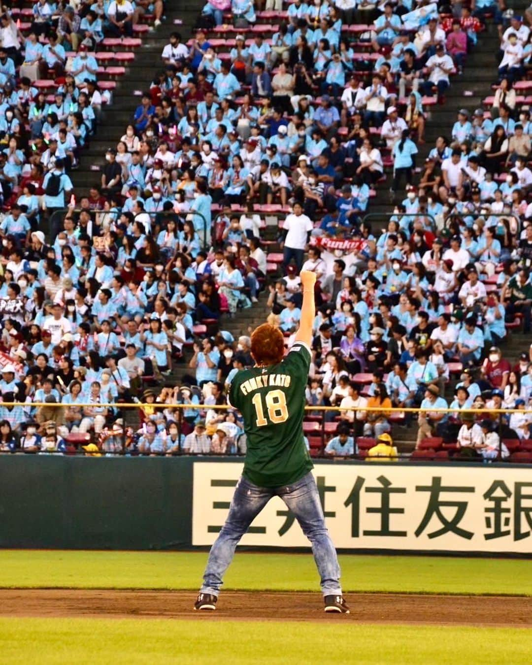 ファンキー加藤さんのインスタグラム写真 - (ファンキー加藤Instagram)「⚾️🎤  #楽天イーグルス #rakuteneagles  #試合後 #ライブ #吼えろ #告白 #あとひとつ #まわせ #最高でした #ありがとうございました  #ファンキー加藤」9月24日 0時21分 - funkykato_funkykato_funkykato