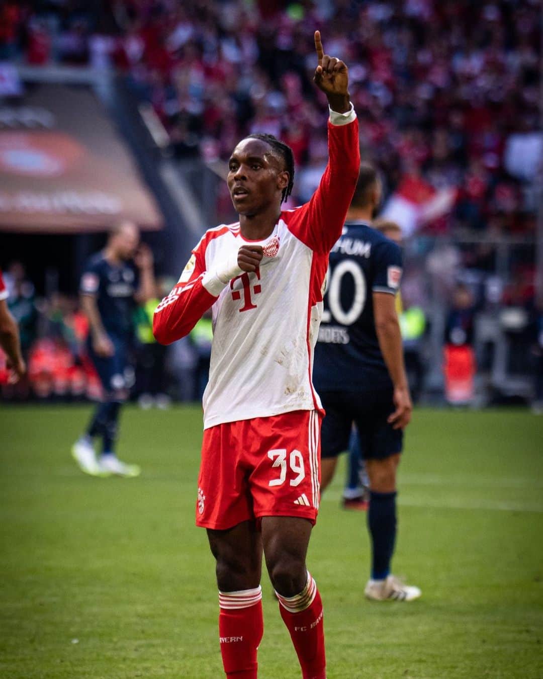 のインスタグラム：「❤️‍🔥 𝙏𝙀𝙇 ❤️‍🔥 It's what he does. ⚽  6-0 #FCBBOC #FCBayern #MiaSanMia」