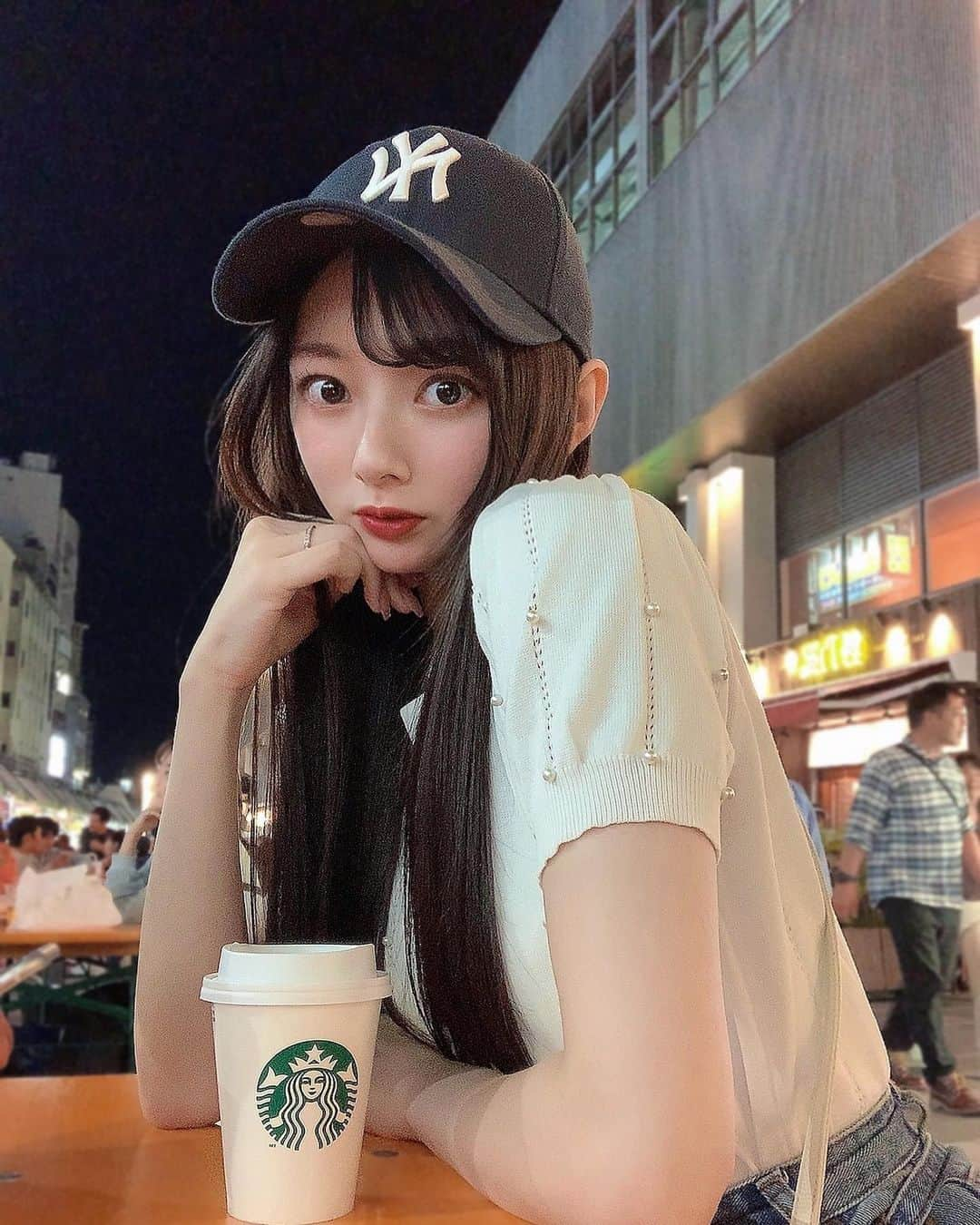 川村まりのインスタグラム：「スタバ寄って帰ろうと思ったら、ご機嫌な音楽聞こえてきて、のぞいたら祭りみたいになってた。ちょっとだけ参加してみた。（数分椅子に腰掛けてただけ） ついでに、なんか盛れてる気がしたから、写真撮ってもらった。😂🤍 一体なんのイベントやったんやろ…不明のまま帰宅…」