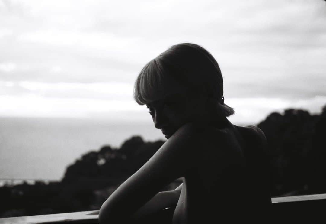 アオイヤマダのインスタグラム：「急に風が涼しい。 幼心にも違和感をもったことがある。 家の前の雪でかまくらを作っていたけど、 それもできなくなって、 祖母の家も、 クーラーをつけないと暑くていられなくなったとき。 あ、今年の夏は長野に帰れなかったな。 もう9月半ばなのに、 唸るような暑さが続いた夏。 でも、そのおかげで祖母と海に行けた。 熱海に行った。 温泉がしょっぱかった。 旦那が、 『熱海って、お湯もしょっぱい、だから、熱い海、 熱海なんじゃない。』って言ってた。  今年は暑かった。 お身体にお気をつけてお過ごしください。  photoby @itofumis2」