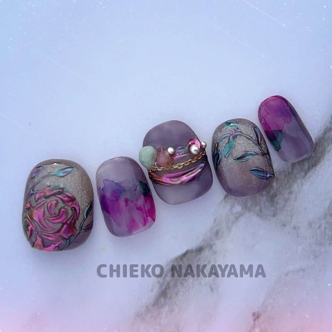 なかやまちえこのインスタグラム：「Autumn.⠀ ⠀ tricia授業で行ったネイル🌹 ⠀ @nailschooltricia ⠀ ⠀ 使用商材はスライドして最後の画像にあります♡⠀ @pregel.jp @emena_nail.official ⠀ ⠀ #nail #nails #nailart #ネイル #美甲 #ネイルアート  #japanesenailart #manucure #japanesenails #manicurist #gelnails #أظافر #네일아트 #미용  #เพ้นท์เล็บ #artedeuñas #เพ้นท์เล็บเจล #ジェルネイルデザイン #ネイルデザイン #nagelkunst #ニュアンスネイル #秋ネイル #autumnnail」