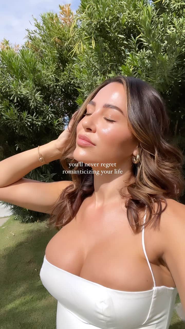 アナ・チエリのインスタグラム：「In a fairytale 🕊️」