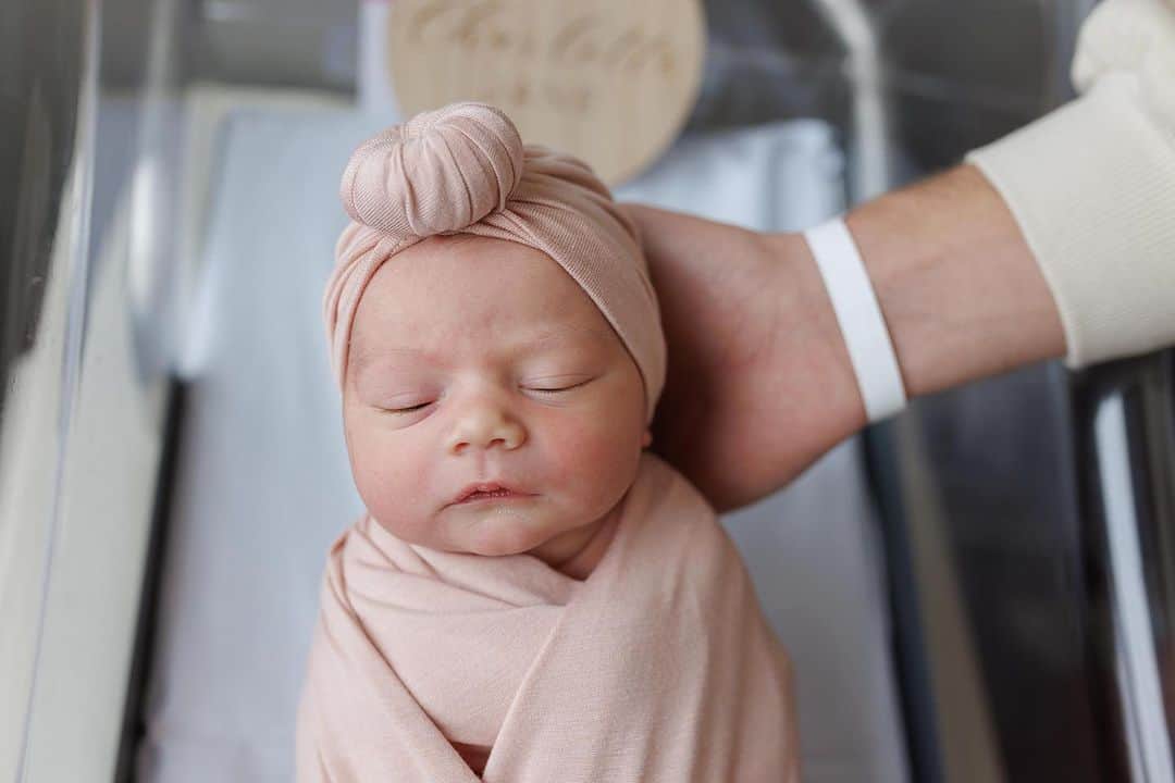 のインスタグラム：「Our sweet little girl arrived on September 21st at 12:42pm.  -6.12 lbs  -20 inches  We can’t get enough of her💕🥹🫶🏼👼🏼」