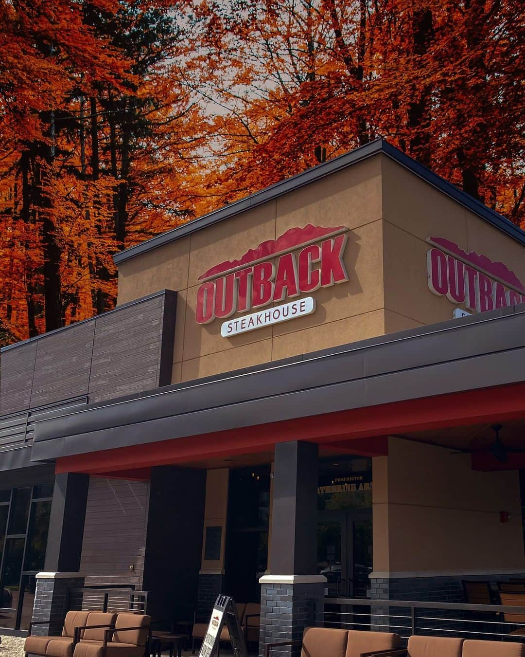 Outback Steakhouseのインスタグラム：「Fall mood unlocked 🍂🔓」