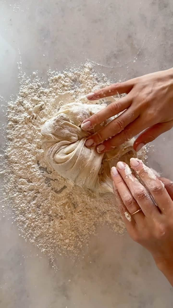 オレーシャ・ルーリンのインスタグラム：「It’s Saturday morning and I don’t know about you, but I find molding dough insanely therapeutic, so you’re welcome. Here is 15 seconds a fresh made bread.   * the recipe is in my stories. I’ll save it to highlights as well.」