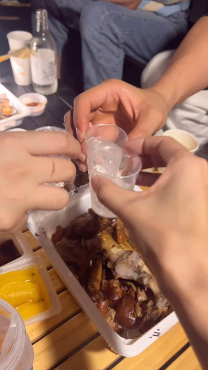 スビン のインスタグラム：「토요일 밤. 마 이게 우정 아이가  #수폼 #영차 #진행시켜 #좋았어 #소주」