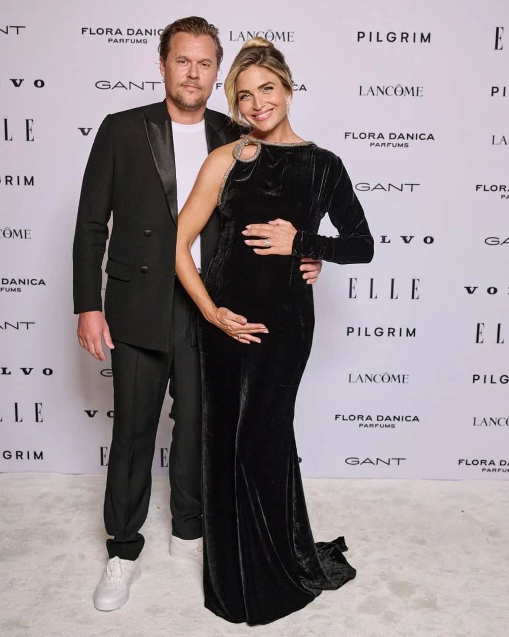 ELLE DKのインスタグラム：「Annonce: Foruden det ene smukke look efter det andet på den røde løber, var der også masser af kærlighed og kys i luften blandt aftenens gæster til fredagens #ELLEawards. Se nogle af de bedste par-øjeblikke her, og se mange flere via link i bio.   Foto: Lars H. Laursen」