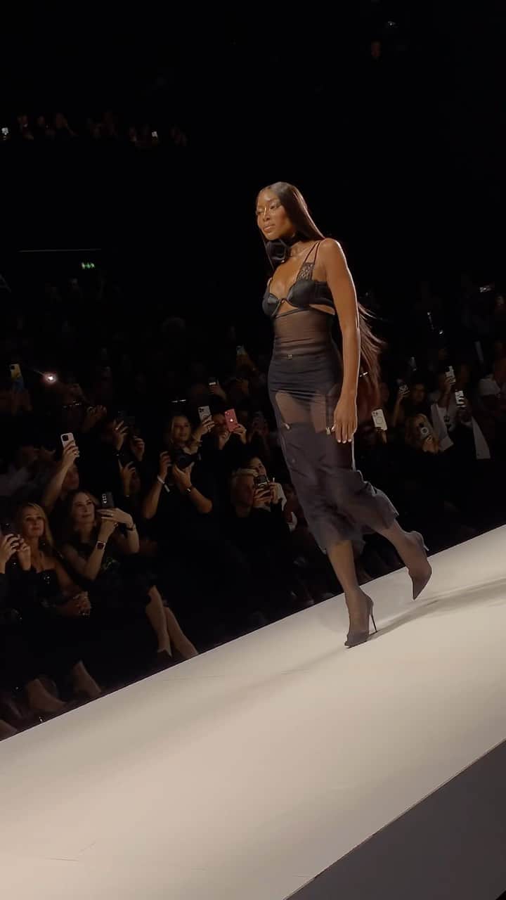 レオニー・ハンネのインスタグラム：「The way Naomi shut down the  @dolcegabbana runway… 🖤」