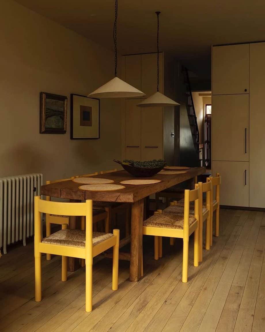 Meganのインスタグラム：「Obsessed with the yellow Vico Magistretti Carimate chairs 💛 Interior design @holliebowden」