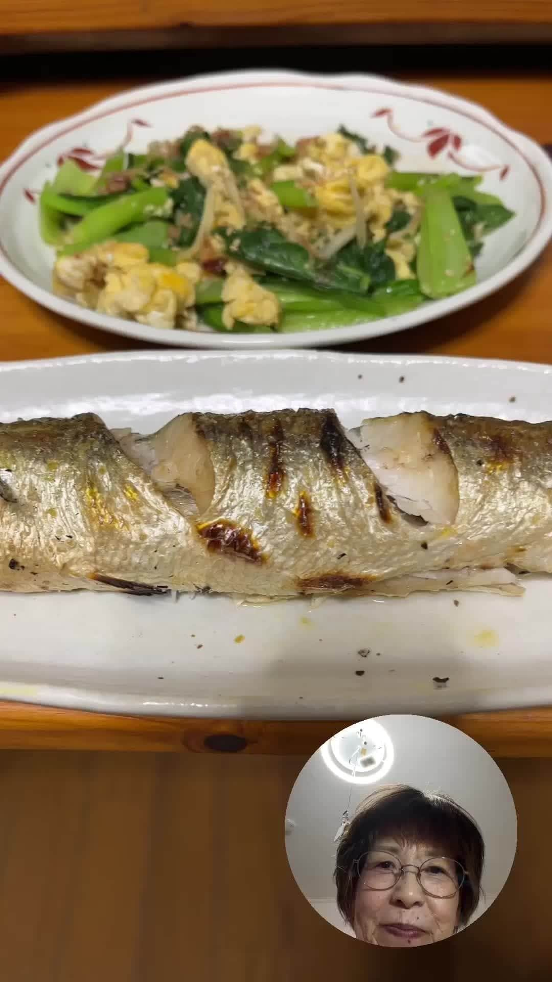 Cooking with Dogのインスタグラム：「Tonight's dinner is salt-grilled kamasu (barracuda) and stir-fried komatsuna spinach with eggs! 😋🐟🔥👩‍🍳 今晩の夕飯は、かますの塩焼きと小松菜の卵炒めです！🥬🍳😍 #夕食 #dinner」