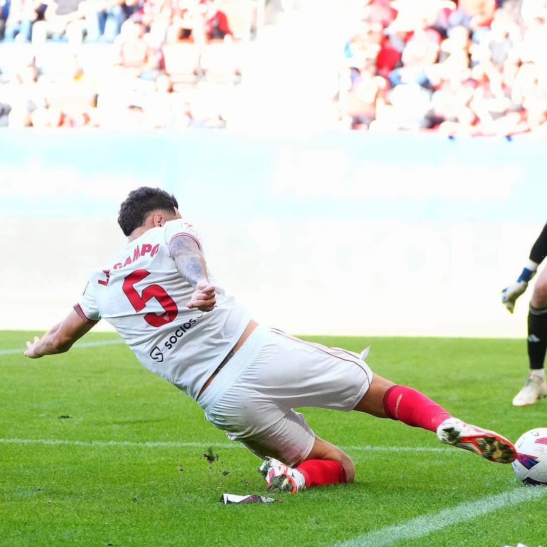 セビージャFCのインスタグラム：「6️⃣8️⃣’ 🤍❤️   #OsasunaSevillaFC」