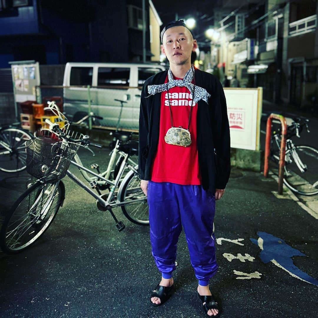 のインスタグラム：「今日の服装。 収録からルミネに出させていただく。  赤のsame sameTシャツに肌寒くなってきての黒の羽織。 SSKのジャージ。 十四才で購入した帽子に黒の便所サンダルと手ぬぐいに金のがま口。  銭湯行って風呂上がりに撮りました。 明日は朝イチから大阪でNGK本公演と夜ビスケットブラザーズさんのライブに出させて頂きます。 銭湯ありがとう。  #今日着た服 #ファッション #古着 #銭湯 #秋が来る」