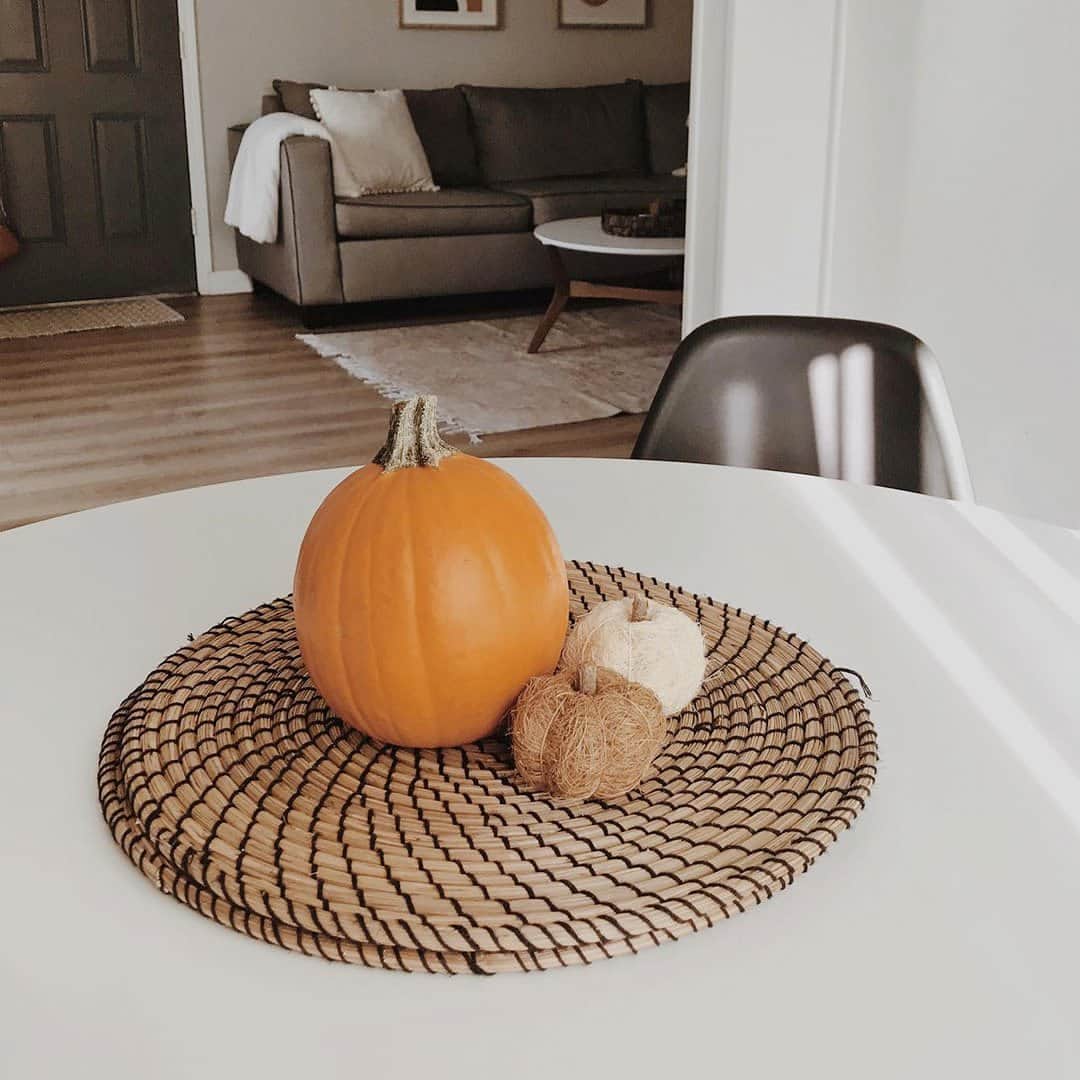 IKEA USAのインスタグラム：「Show us how you’re leaning into fall at home! Add #myIKEAUSA when you post your pics so we can reshare. We can't wait to see all your autumn vibes!  📸: @twobednook, @diamondlash, @k8argueta, @songofhouse」