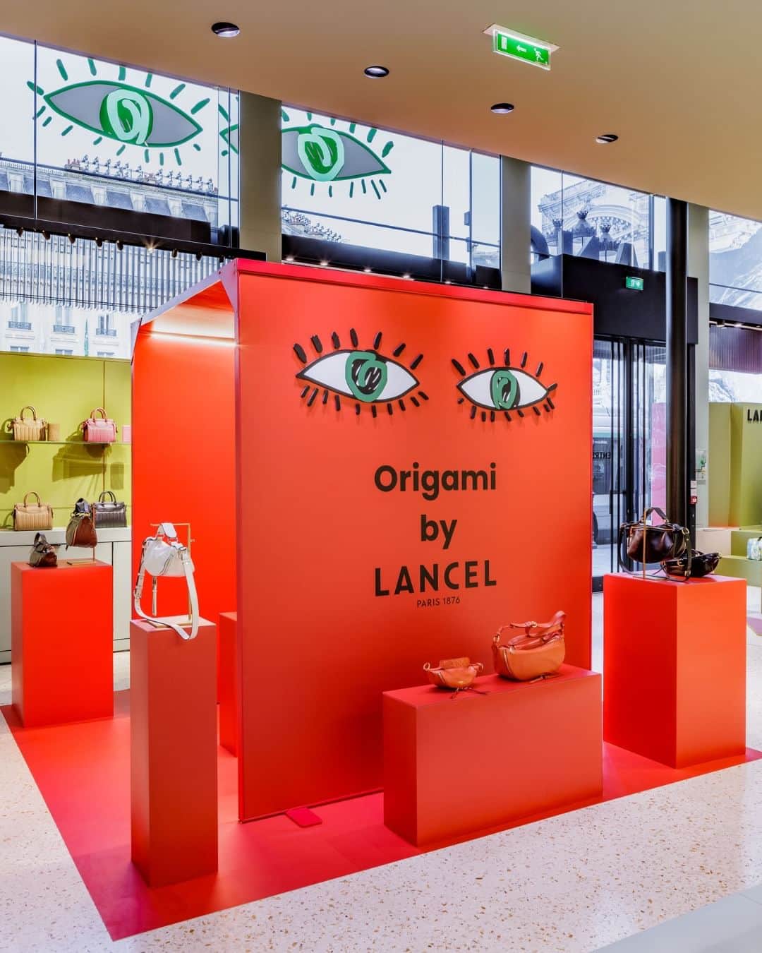 ランセルさんのインスタグラム写真 - (ランセルInstagram)「Come say hi and discover our Origami windows.  #LancelParis #FW23 #LancelTwist #OrigamibyLancel」9月24日 1時00分 - lancelparis