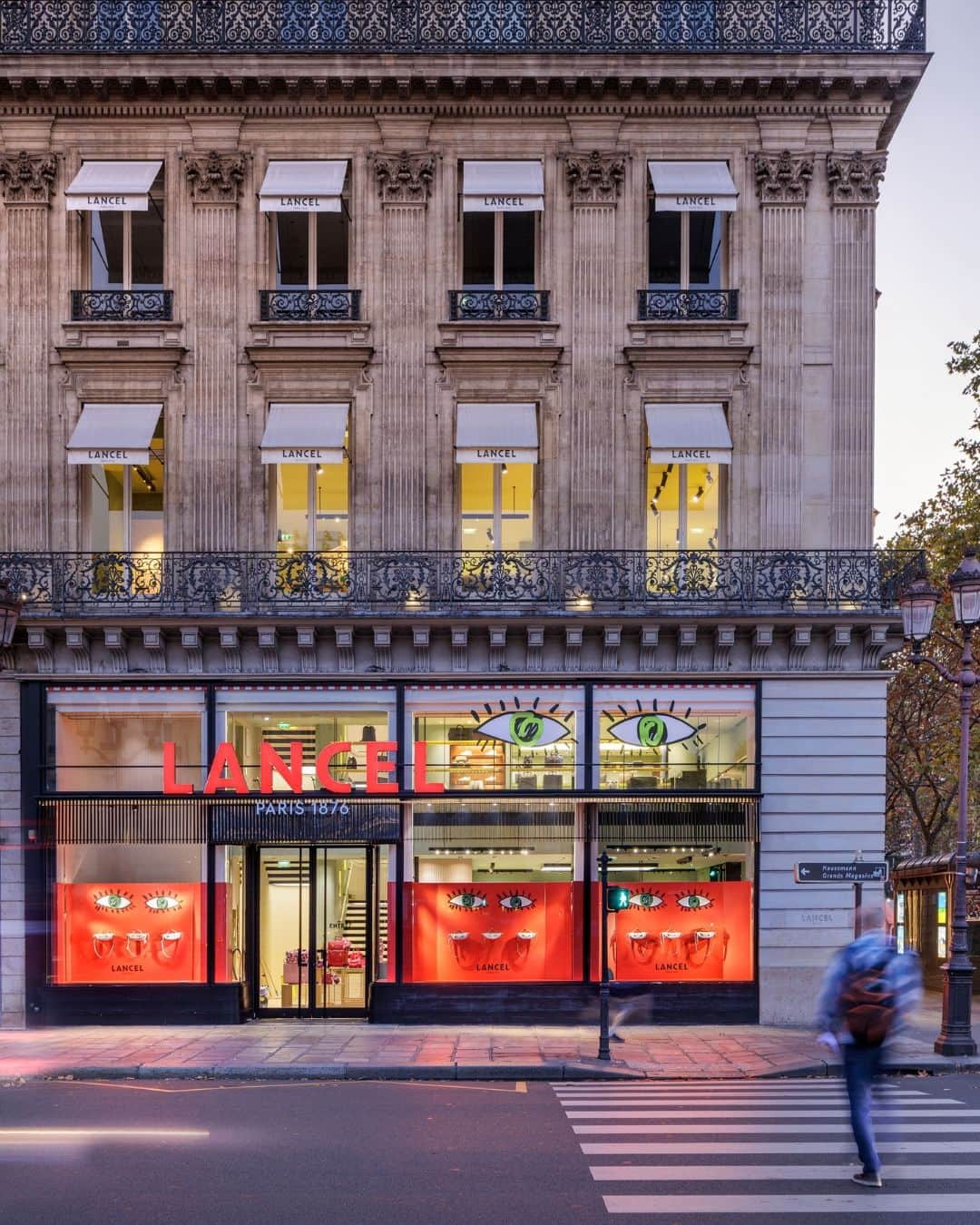 ランセルのインスタグラム：「Come say hi and discover our Origami windows.  #LancelParis #FW23 #LancelTwist #OrigamibyLancel」