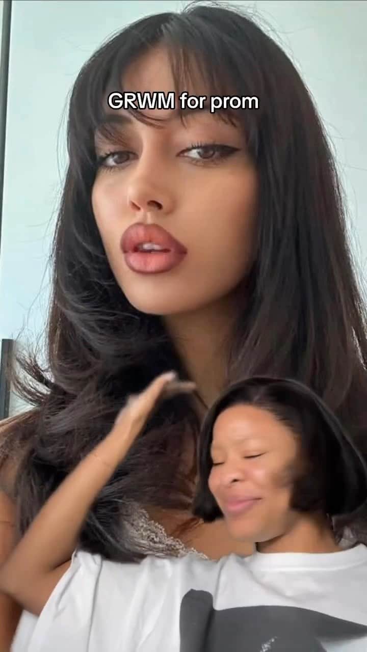 Huda Kattanのインスタグラム：「Stunning 😍😍😍 Loved meeting you gorgeous ❤️❤️❤️ @uniquelytyana  @hudabeauty products used  #fauxfilterconcealer #fauxfilter foundation stick #fauxfilterfoundation Easy Bake And Snatch Pressed Powder #hudabeautyeasybake setting powder #hudabeauty1coatwow mascara #hudabeautyliquidmatte  #prom #grwmprom #grwm #hudahigh #makeuptutorial」