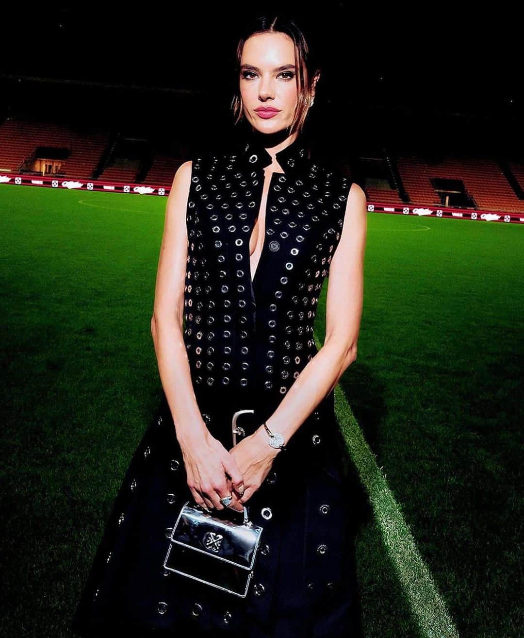 アレッサンドラ・アンブロジオのインスタグラム：「OFF WHITE x AC MILAN 🇮🇹」