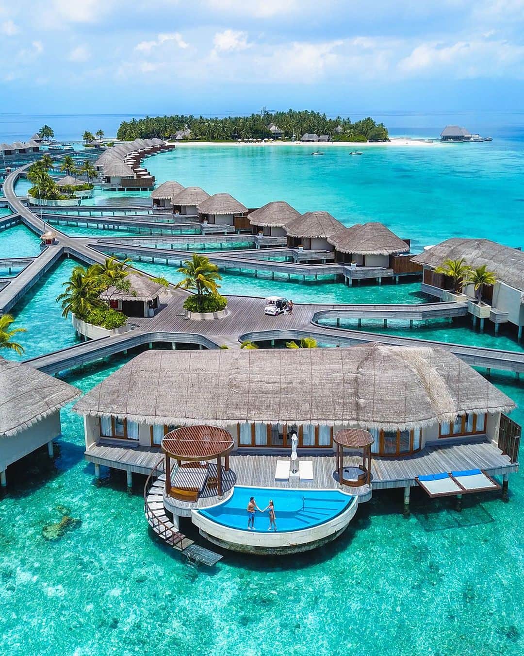 BEAUTIFUL HOTELSのインスタグラム：「@davidauer_ and @lauroria introduce you to the W Maldives! 💦 This tropical paradise offers it all: overwater bungalows, private decks, a stunning spa, vibrant marine life and more! 🌊🧖🏻‍♀️🐠  📽 @davidauer_ @lauroria 📍 @wmaldives, Maldives」