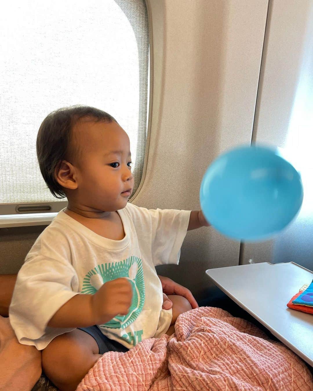 mao mitsuiのインスタグラム：「11month💙💙 新幹線で笑顔振りまいてるこのかわいいリトルナゲットちゃんはアンクル大地が買ってくれたマッシュルームプール、アンティーそらによるネイルケアで夏をしっかり感じて終えた!🌻✌️ わたしたちの甘やかされ大阪旅。帰りはちょっと成長感じた🥔❤️」