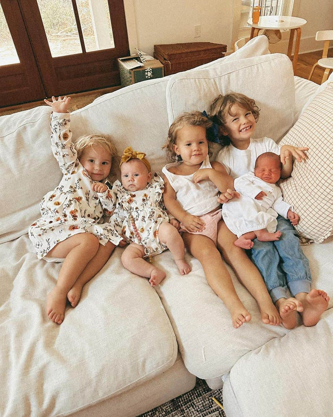 コリー・ロバートソンさんのインスタグラム写真 - (コリー・ロバートソンInstagram)「The cuteness of these cousins is just too much 🩷💙 How do we have 7️⃣ grandkids @realwilliebosshog?!?! Straight up living the dream!!」9月24日 1時14分 - bosshogswife