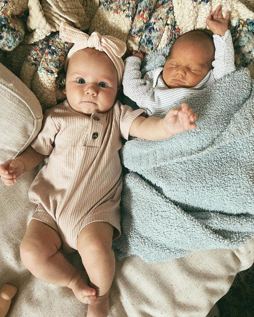 コリー・ロバートソンさんのインスタグラム写真 - (コリー・ロバートソンInstagram)「The cuteness of these cousins is just too much 🩷💙 How do we have 7️⃣ grandkids @realwilliebosshog?!?! Straight up living the dream!!」9月24日 1時14分 - bosshogswife