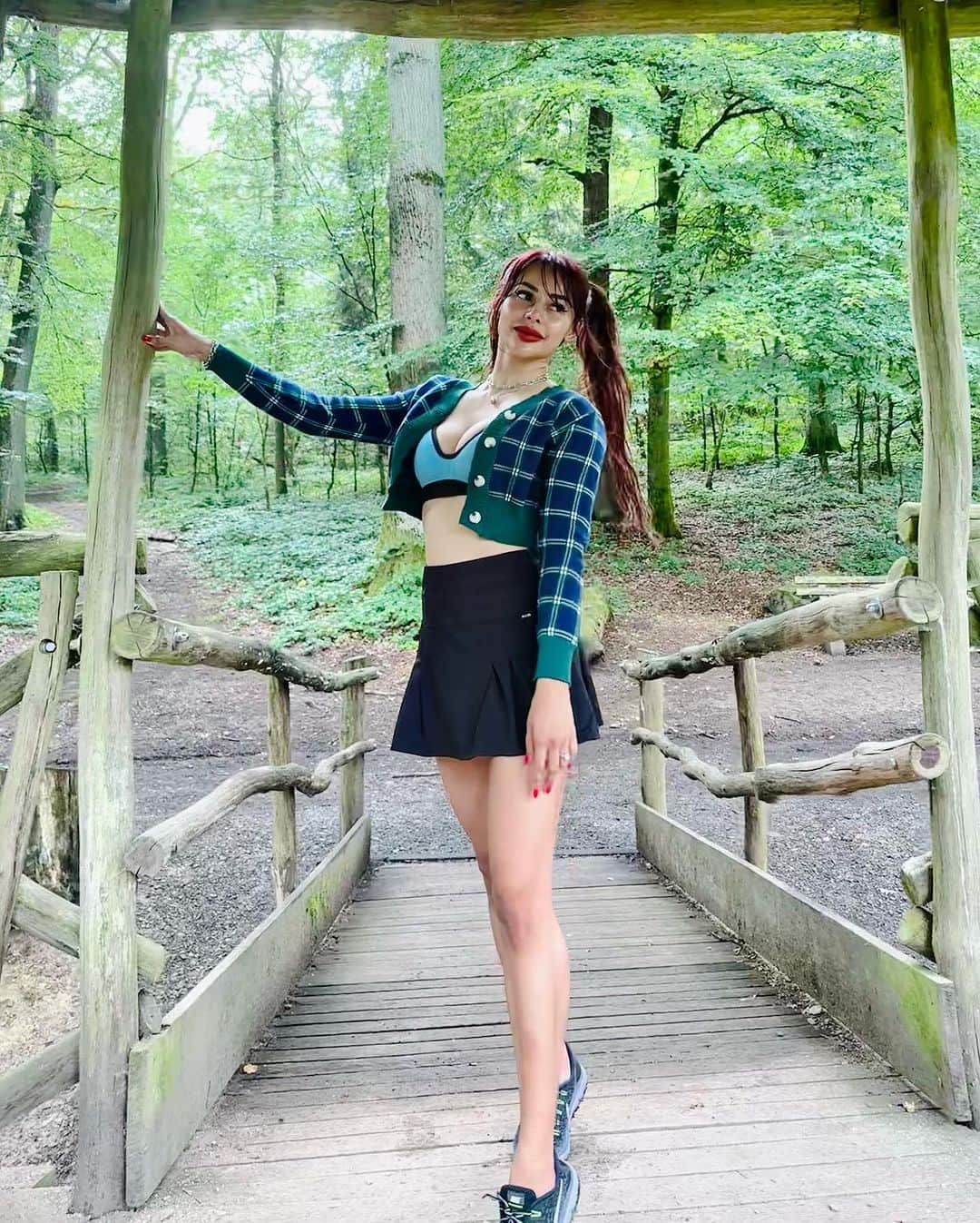 April Imanさんのインスタグラム写真 - (April ImanInstagram)「Big city girl but I gotta have my nature too 🌿🌲🍀🌳💚 . . . . #apriliman #yogadaily #yogagirl #summertime #summervibes #summerstyle #summeroutfit #ootdfashion #fashionblogger #modellife #modeling #feminine #womanstyle #worldtraveler #globetrotter #naturelovers #natureshots #greenforest #sportygirl #sportychic #activewear #activegirl #pigtails #cutehairstyles #hikingadventures」9月24日 1時26分 - april_iman