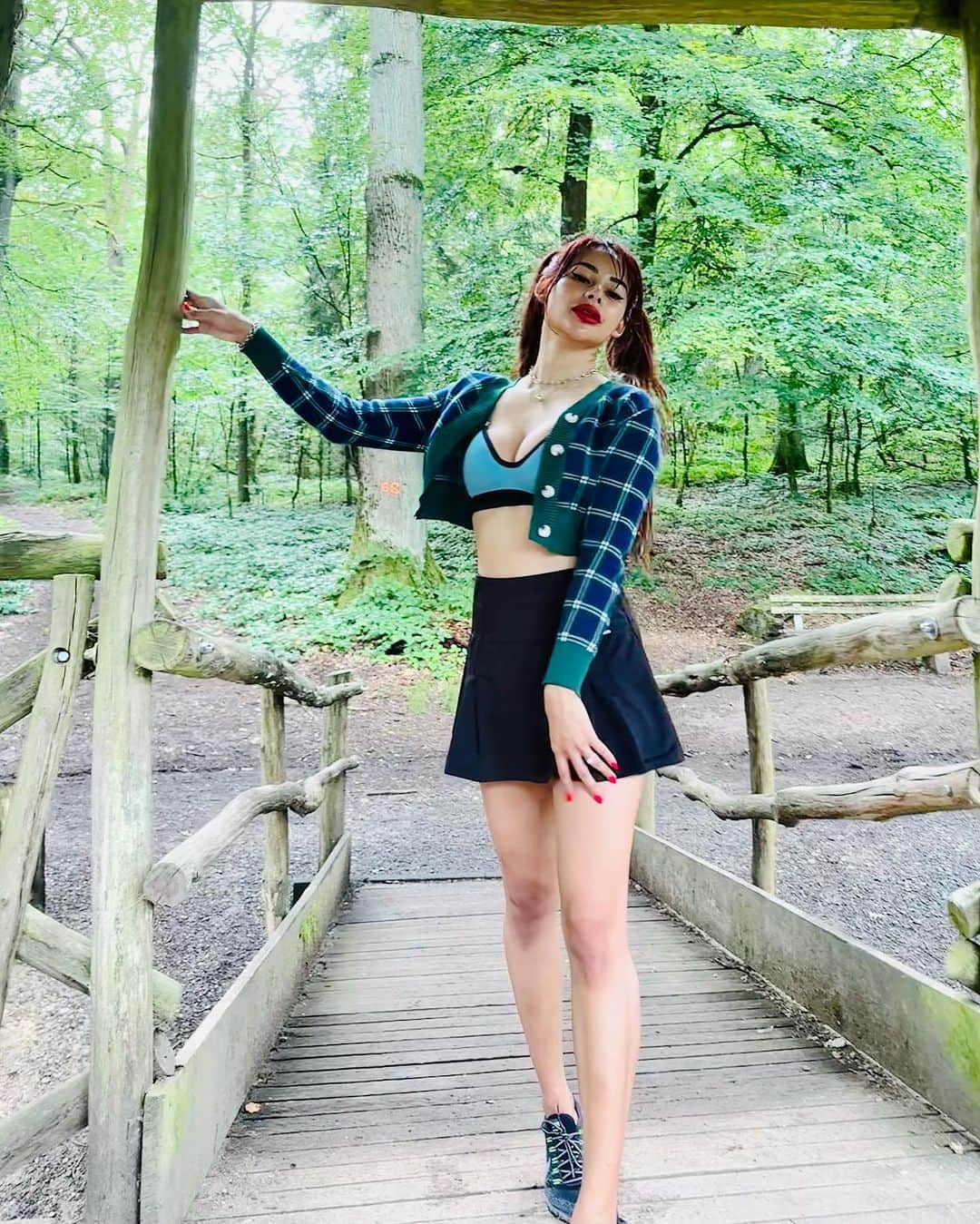 April Imanさんのインスタグラム写真 - (April ImanInstagram)「Big city girl but I gotta have my nature too 🌿🌲🍀🌳💚 . . . . #apriliman #yogadaily #yogagirl #summertime #summervibes #summerstyle #summeroutfit #ootdfashion #fashionblogger #modellife #modeling #feminine #womanstyle #worldtraveler #globetrotter #naturelovers #natureshots #greenforest #sportygirl #sportychic #activewear #activegirl #pigtails #cutehairstyles #hikingadventures」9月24日 1時26分 - april_iman