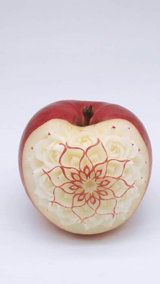 gakuのインスタグラム：「Applecarving　Stopmotion 久しぶりの投稿になりました すみません ずっと彫ってたんですけどね 良い報告できるといいな  #applecarving #stopmotion #カービング#リンゴ#フルーツ  #フルーツカービング #carving#food#artwork  #fruitcarving#fruit」