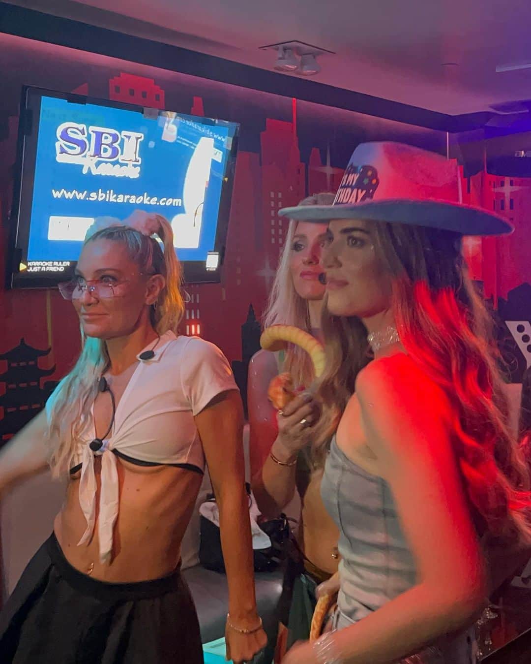クララ・アロンソさんのインスタグラム写真 - (クララ・アロンソInstagram)「It’s Britney B****!!  Still not over this incredible night 🤭thank you to my amazing friends 🎉love u guys.」9月24日 1時22分 - claraalonsonet