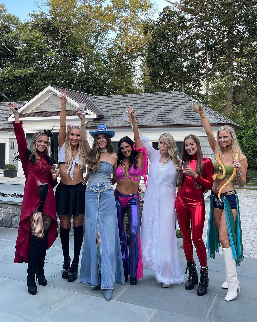 クララ・アロンソさんのインスタグラム写真 - (クララ・アロンソInstagram)「It’s Britney B****!!  Still not over this incredible night 🤭thank you to my amazing friends 🎉love u guys.」9月24日 1時22分 - claraalonsonet