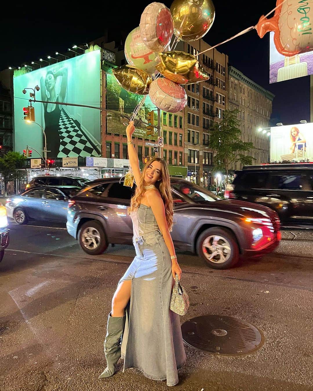 クララ・アロンソさんのインスタグラム写真 - (クララ・アロンソInstagram)「It’s Britney B****!!  Still not over this incredible night 🤭thank you to my amazing friends 🎉love u guys.」9月24日 1時22分 - claraalonsonet