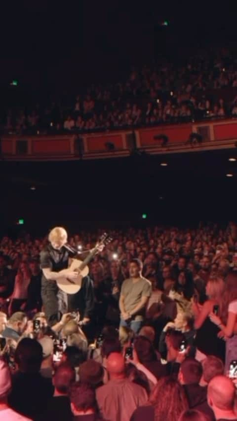 エド・シーランのインスタグラム：「Got into the crowd again at the final subtract show to play a brand new song from Autumn Variations. I hid a gospel choir in the audience, they were amazing. Head > Heels ends the album, which is out in 6 days ! Full version of this will be up soon but here’s a taster」