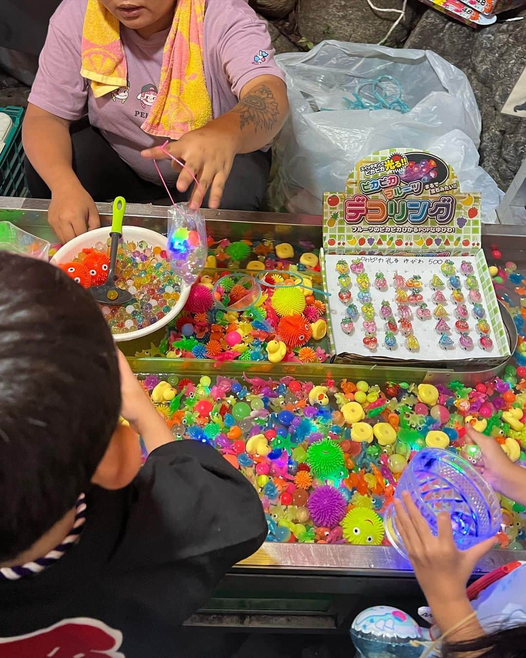 庄司夏子さんのインスタグラム写真 - (庄司夏子Instagram)「Fortunately My team and me could enjoy “Omatsuri” near my restaurant today .for me it’s been while over 6years. “Omatsuri” means a ritual for worshiping Gods or Buddha, or an event held in gratitude towards nature.   For shrines, "matsuri" is a year-round event, but the purpose of the festival is usually fixed.  At the regular festivals, offerings to the gods are made in a grand manner, depending on the shrine, and it is customary to pray inclusively for the praying people, the descendants of the community, and a good harvest. The mikoshi is carried by people, but the inside of the mikoshi is hollow. It is said that the reason why people carry the mikoshi up and down is to "bring it as close to heaven as possible," or "to awaken the spirits" or "to cheer up the spirits.  At the Japanese festival”Matsuri”, there are rows of stalls called “Demise” you can buy your favorite food from a food stall, then enjoy it while walking around.  The first video of some snacks which I bought today is called “Baby castella”. The history of Baby Castella began in the Taisho era (1912 to 1926 AD) with a stall in Nishinomiya City, Hyogo Prefecture in Japan's Kansai region. A stall craftsman made a menu that closely resembles a commercially available bell castella, and it became a very popular product. Just pour the dough into a special baking machine that the craftsman has, close the baking machine lid and bake it.  the baked baby castella uses a skewer to fly neatly into the pom-pom and saucer. It looks easy, but baking a lot of baby castellas requires the quick work of a skilled craftsman.」9月24日 1時35分 - natsuko.ete