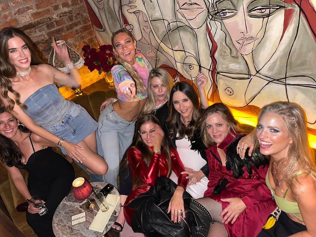 クララ・アロンソのインスタグラム：「Hit me baby one more time 🥳🎶」