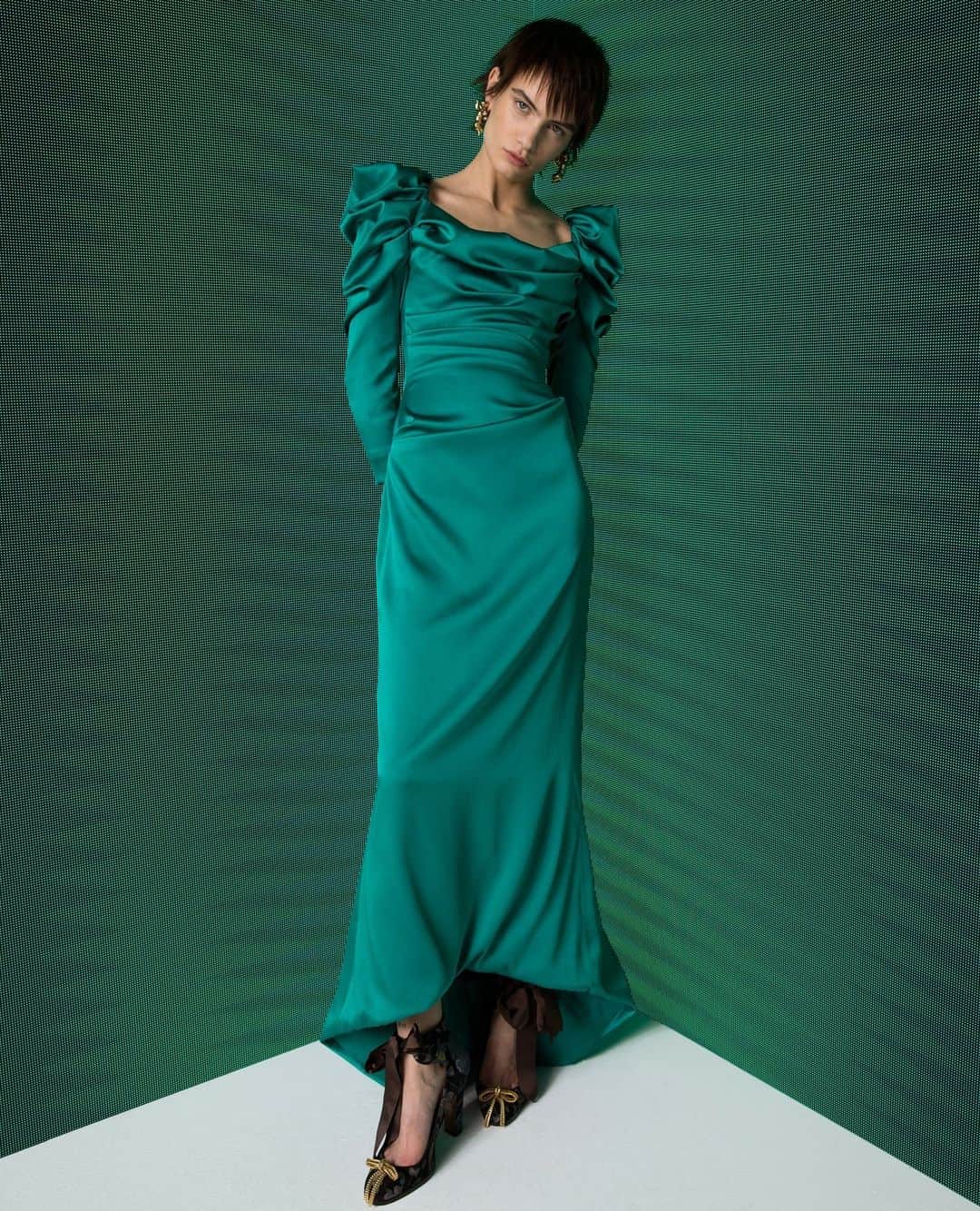 のインスタグラム：「Our Astral Green gown takes inspiration from an archive jersey look, originally worn by Jerry Hall in the Spring-Summer 1999 Gold Label collection titled - La Belle Helene. Employing an advanced pattern cutting technique, one unique piece of seamless fabric is used to create the bodice and sleeves, cleverly draped and tucked to create the voluminous shoulders and ruching across the bodice. ⁠ ⁠ Book your private appointment for our exclusive Trunk show, to try on pieces from our latest Made-to-Order and Couture collections. Dates run from the 18th to the 31st of October, at our Milan Boutique. ⁠ ⁠ #VWBridal #WestwoodBridal」