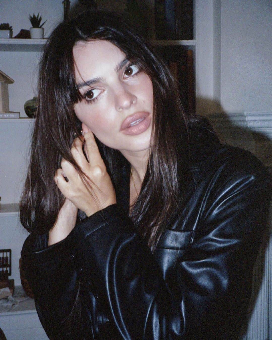 アドリアーノゴールドシュミットのインスタグラム：「Never not dancing.  #EmRataxAG 💃  Talent: @emrata  Photographer: @oliverhadleepearch  Stylist: @gabriellak_j  Hair Stylist: @evaniefrausto  MUA: @lindahaymakeup  BTS Film Photographer: @daniellekhamlett」