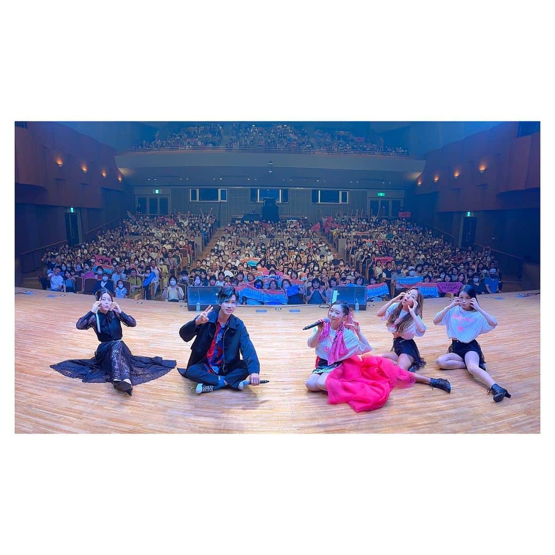 荒牧陽子さんのインスタグラム写真 - (荒牧陽子Instagram)「2023.9  茨城県千波町　岡山県勝山　福井県美浜町 ┈︎┈︎┈︎┈︎┈︎┈︎┈︎┈︎┈︎┈︎┈︎┈︎ 茨城県　ザ・ヒロサワ・シティ会館 岡山県　勝山文化センター 福井県　美浜町生涯学習センターなびあす （写真順） ⁡ ありがとうございました！ 毎回皆さんの笑顔☺️もらって 胸いっぱいで帰宅します…🥹❤️‍🔥 ⁡ ▼茨城 納豆🫘を食べてパワー注入！ ダンサーへの掛け声もいただいてみんなテンションアゲ！ ⁡ ▼岡山 マスカット🍇GET！ 甥っ子達が来てて、客席からご紹介しました😆 エスパス少年少女合唱団の皆さんとのコラボも🥰 ⁡ ▼福井 へしこ🐟GET！ マイクを向けると一生懸命想いを伝えてくださるお母様にズキュン🎯🥹 立ち上がって一緒に踊ってくれた女の子MVP〜❤️‍🔥 ⁡ ⁡ ⁡ ⁡ あっ！ プレゼント🎁くださった皆さん いつも来てくださる皆さんも 本当にありがとうございます！ 来てくれるだけで十分愛感じてるよおおお🥰 アピールも嬉しい☺️ ⁡ これから来てくださる皆さんも タオルやうちわなどでアピールしてくれたら 見つけたら🖐️振るからねっ❤️‍🔥 ⁡ ⁡ ⁡ そろそろ新ネタやりたいなぁ〜😋✨ ⁡ 皆さん、是非お近くでライブ見つけたら 遊びに来てくださいね！ みんなで　歌って踊ろう!!!🥳🕺🪩✨ ⁡ ⁡ ⁡ ↓ライブ↓ ---------------------------- 《栃木県》 ■荒牧陽子×松浦航大　最強!!歌まねLIVE in 宇都宮 日時：2023年10月1日（日） 会場：栃木県総合文化センター ---------------------------- 《高知県》 ■荒牧陽子×松浦航大　最強!!歌まねライブ 日時：2023年10月7日（土） 会場：高知県立県民文化ホール ---------------------------- 《宮城県》 ■荒牧陽子×松浦航大　最強!!歌マネLIVE 仙台公演 日時：2023年10月9日（月/祝） 会場：東京エレクトロンホール宮城 ---------------------------- 《大阪府》完売 ■荒牧陽子×松浦航大　最強!!歌マネLIVE 日時：2023年10月14日（土） 会場：和泉シティプラザ ---------------------------- 《青森県》 ■荒牧陽子/ビューティこくぶ/松浦航大　最強!!歌まねLIVE 日時：2023年10月21日（土） 会場：下北文化会館 ---------------------------- 《愛知県》 ■荒牧陽子＆Mr.シャチホコ　最強！歌まねジョイントライブ 日時：2023年10月29日（日） 会場：幸田町民会館さくらホール ---------------------------- 《新潟県》 ■荒牧陽子×松浦航大　2人の歌まねビッグショー 日時：2023年11月4日（土） 会場：新潟市巻文化会館 ---------------------------- 《岡山県》 ■荒牧陽子＆よよよちゃん　ディナーショー2023 日時：2023年12月5日（火） 会場：ホテルグランヴィア岡山 ---------------------------- 《埼玉県》 ■荒牧陽子×松浦航大　最強!!歌マネLIVE in大宮 日時：2023年12月19日（土） 会場：レイボックホール（市民会館おおみや） ---------------------------- ⁡ ⁡ 詳しくは、 荒牧陽子スタッフTwitter 荒牧陽子ホームページ などでご確認ください✨ ⁡ 皆さんにお会いできるのを 楽しみにしています!!!🥰💕 ┈︎┈︎┈︎┈︎┈︎┈︎┈︎┈︎┈︎┈︎┈︎┈ #松浦航大 ｻﾝ #右近輝明 ｻﾝ #宮島レイラ ｻﾝ #荒牧陽子 #つぼくみいくみ #茨城 #ザヒロサワシティ会館 #岡山 #勝山文化センター #福井 #美浜町生涯学習センターなびあす」9月24日 9時00分 - yoko_aramaki